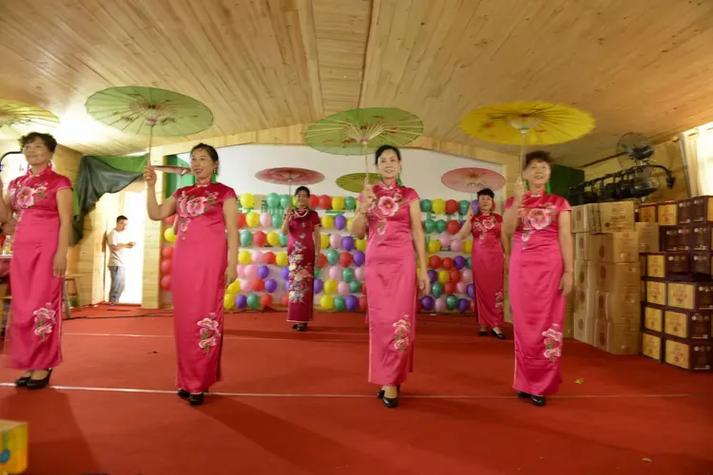 红玫瑰旗袍队参加赣州乾通电商公司组织的会员一日游活动,旗袍秀表演