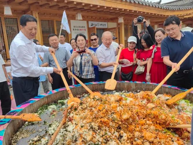 米酒和大酱产品展销,煎饼体验,萨克斯表演,市妇联组织现场制作辣白菜