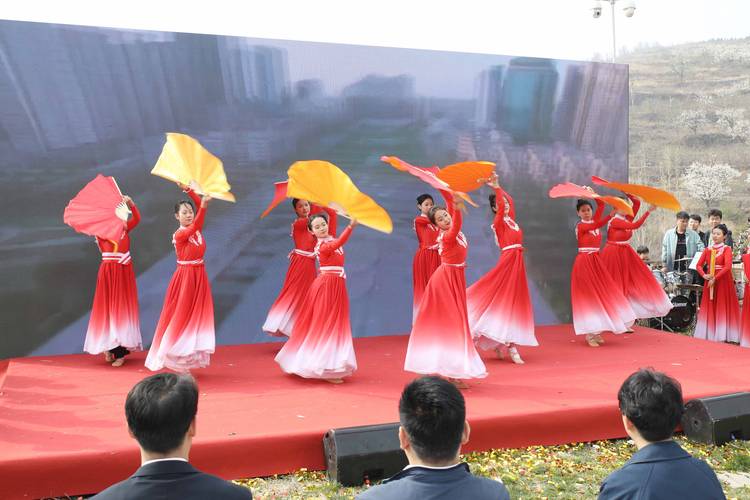 &emsp;&emsp;活动中,还进行了汉服秀,架子鼓,独唱,舞蹈等精彩的文艺演出